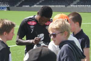 Edmund har skrive mange autografar i Sogndal