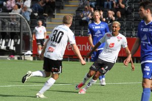 Erik Flataker og Oliver Hintsa jublar saman etter 4-0 scoringa mot Start