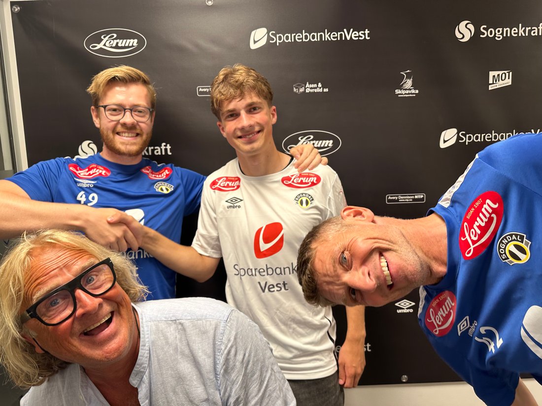 Vegard Bjørklund, Andreas Kalstad, Rasmus Mo og Tore André Flo smiler og ler på biletet