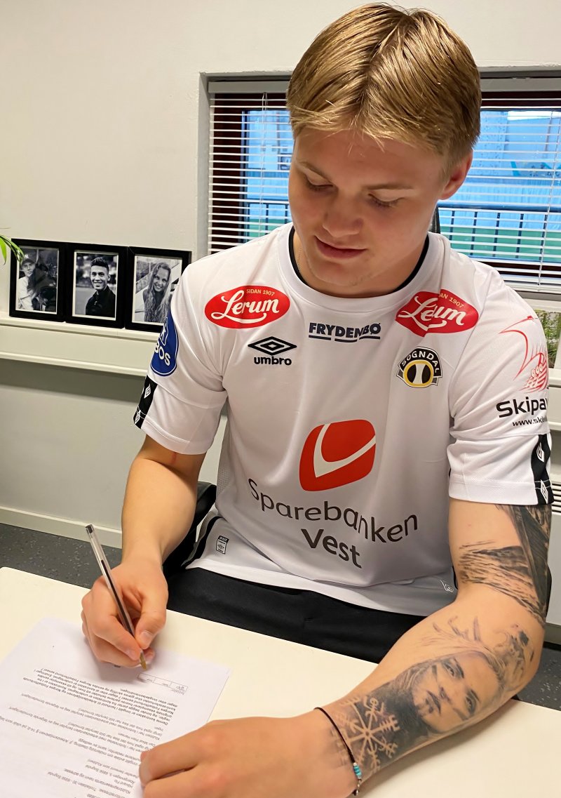 Her signerer Flataker avtalen som gjer han til Sogndal-spelar ut sesongen 2025.