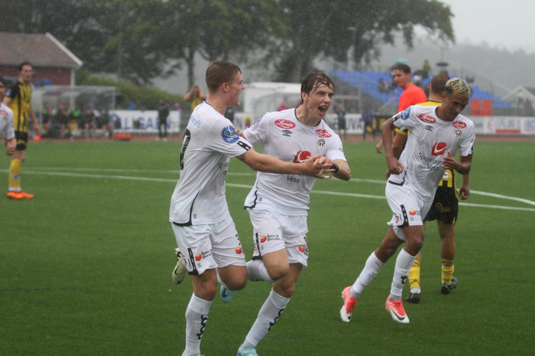 Erik Flataker og Jacob Flaten jublar etter 1-0