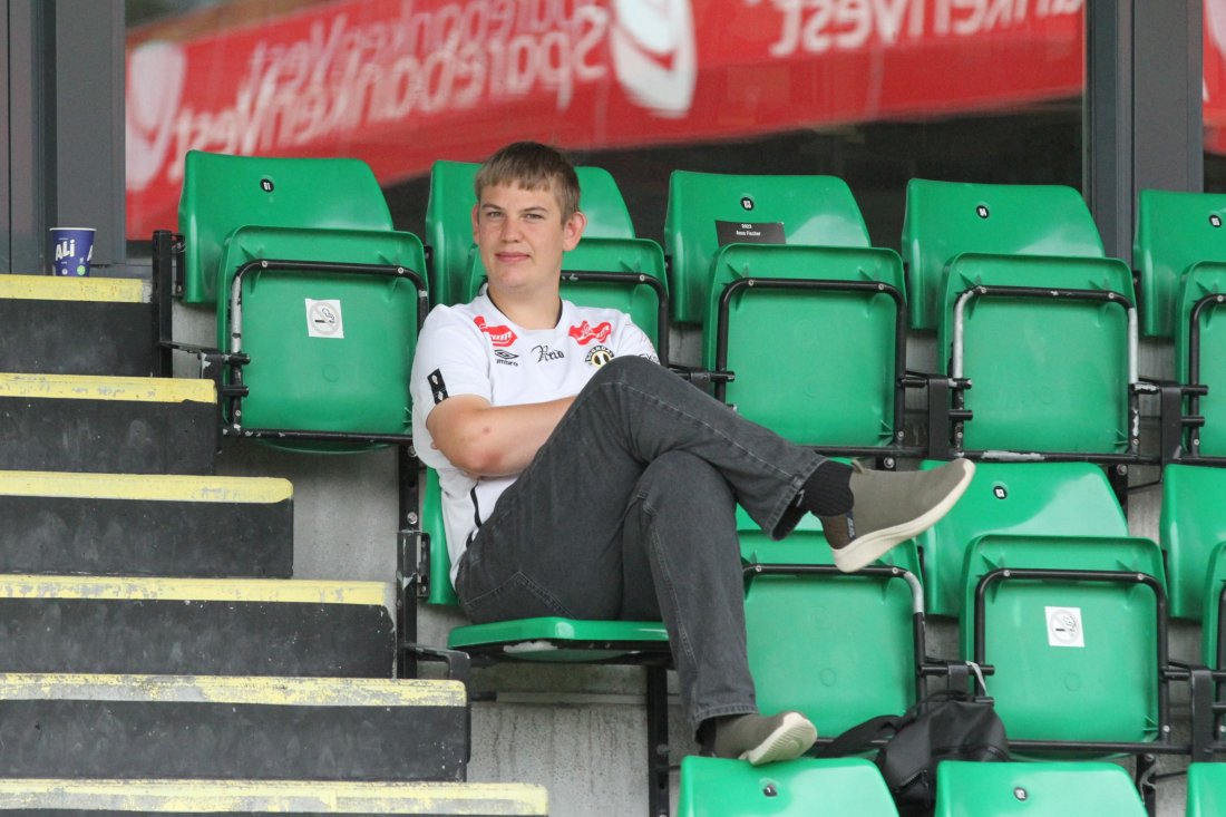 Emil Strand på tribuna under ei A-lagstrening