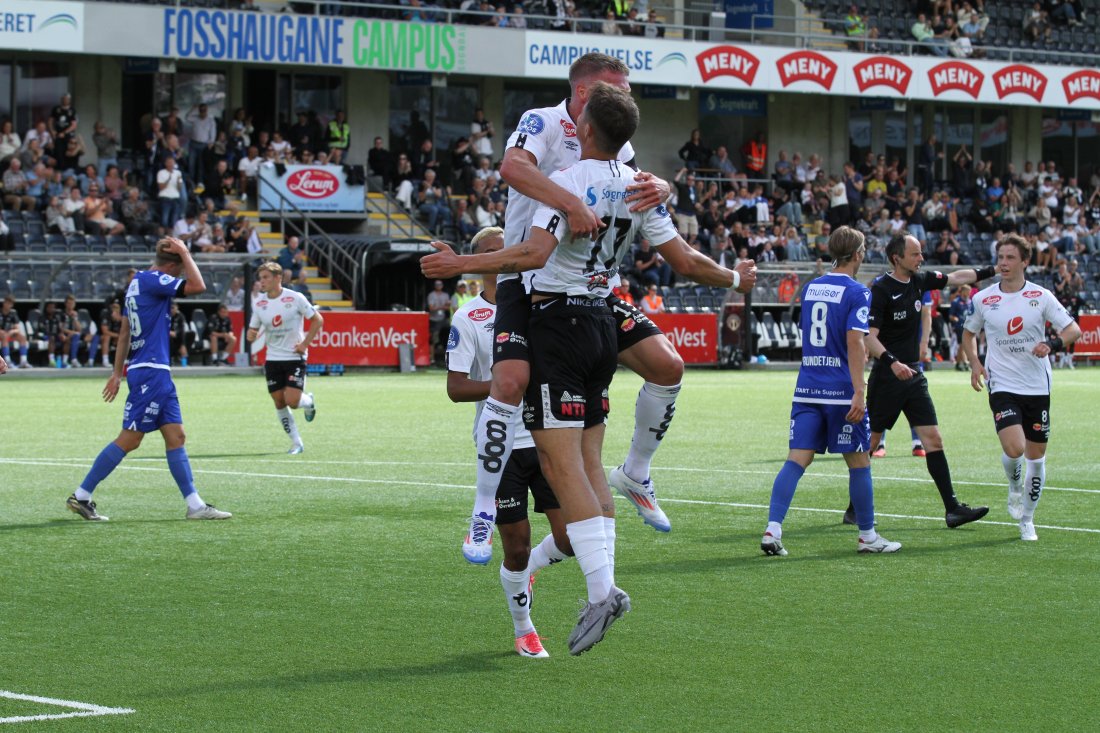 Målscorar Per-Egil Flo hoppar opp i armane til Óskar Borgþórsson etter å ha scora 1-0 mot Start