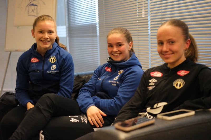 Rutinerte på VR: Marte Hovland, Anna Grindhaug og Marte Aaberge representerer Sogndal FK Damer si satsing på å inkludere VR i treningskvardagen