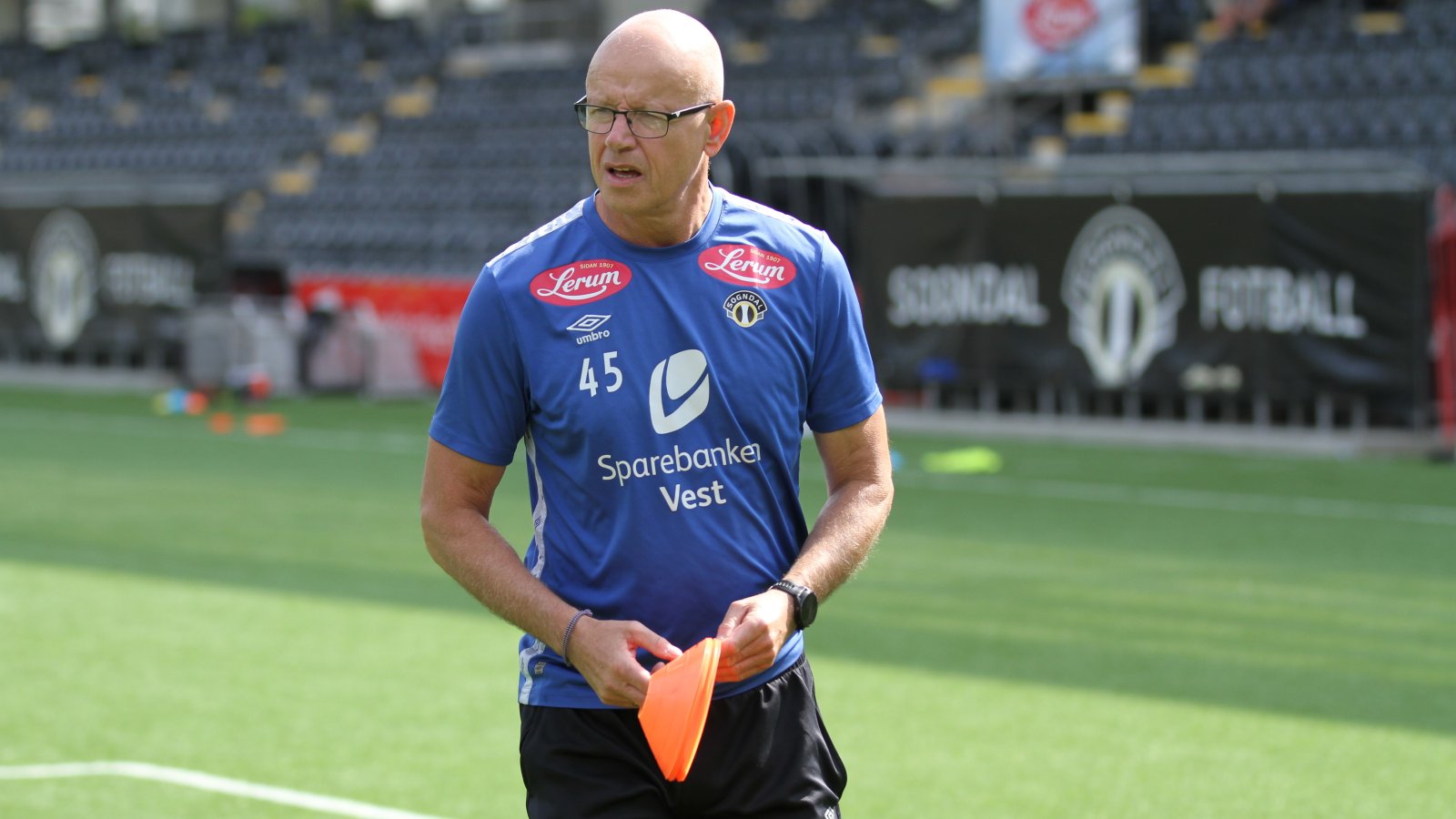 Assistenttrenar Nils Tore Krosshaug i aksjon på Fosshaugane Campus. Her i gang med førebuing av den neste øvinga