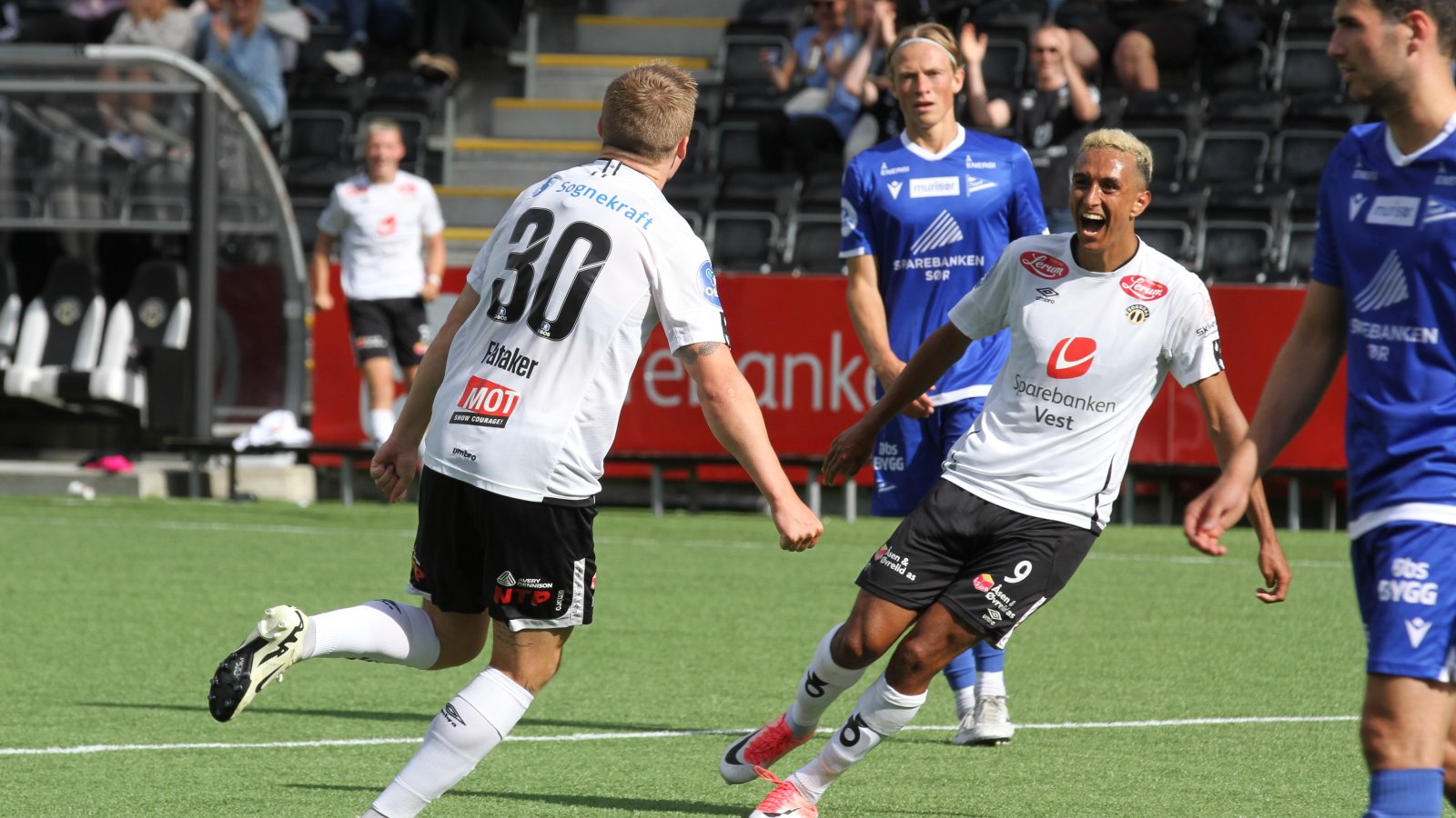 Erik Flataker og Oliver Hintsa jublar saman etter 4-0 scoringa mot Start. Målscorar Erik Flataker spring mot servitør Oliver Hintsa som smiler breitt