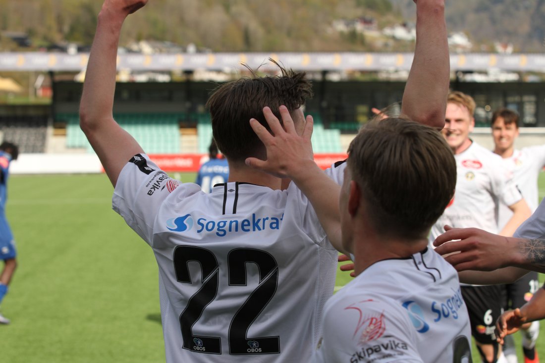 Viljar Stavø jublar etter scoring og har Sognekraft sin logo på ryggen