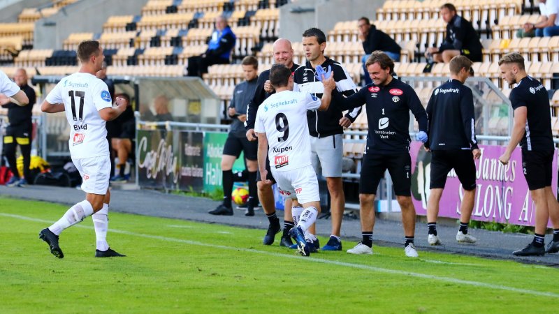 Endre Kupen og Sondre i skåringsrus på Åråsen i 2020 då me vann 2-0.